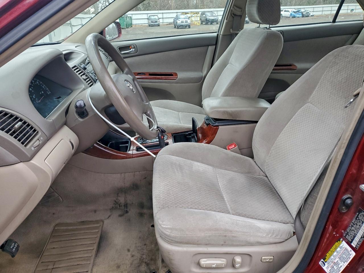 Toyota Camry Le Image 8