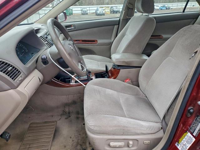 Toyota Camry Le Image 8