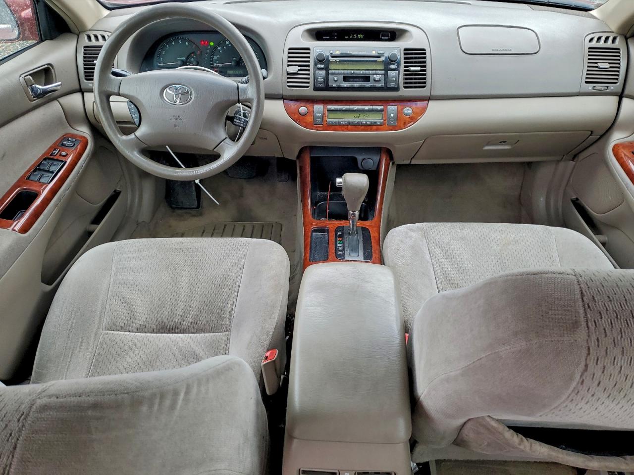 Toyota Camry Le Image 9