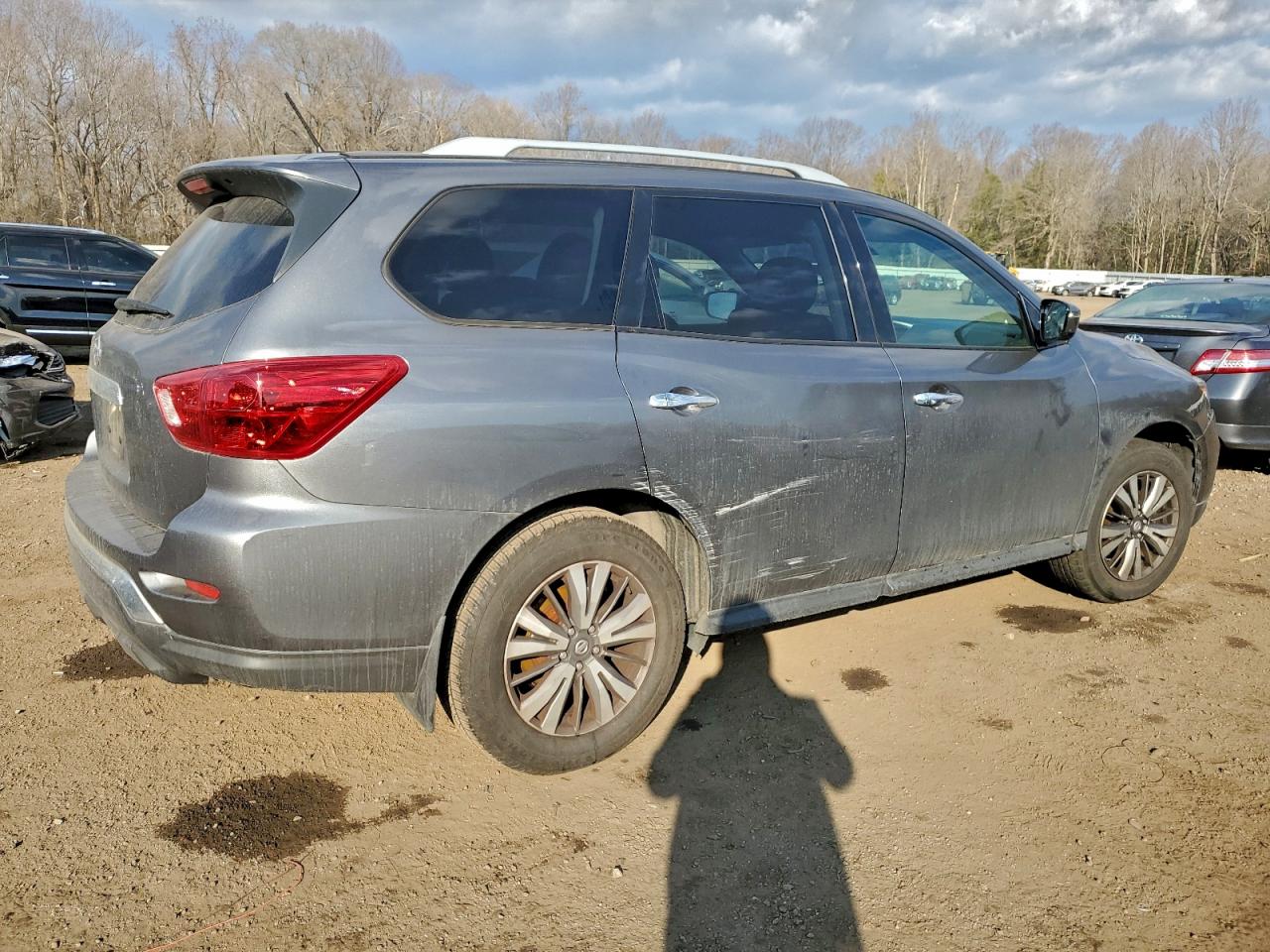 Nissan Pathfinder S Image 4