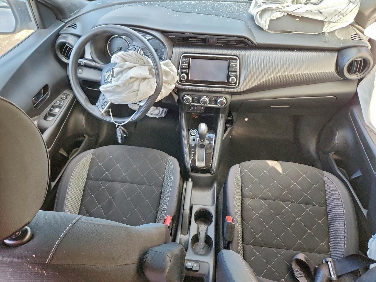 Nissan Kicks S Image 9