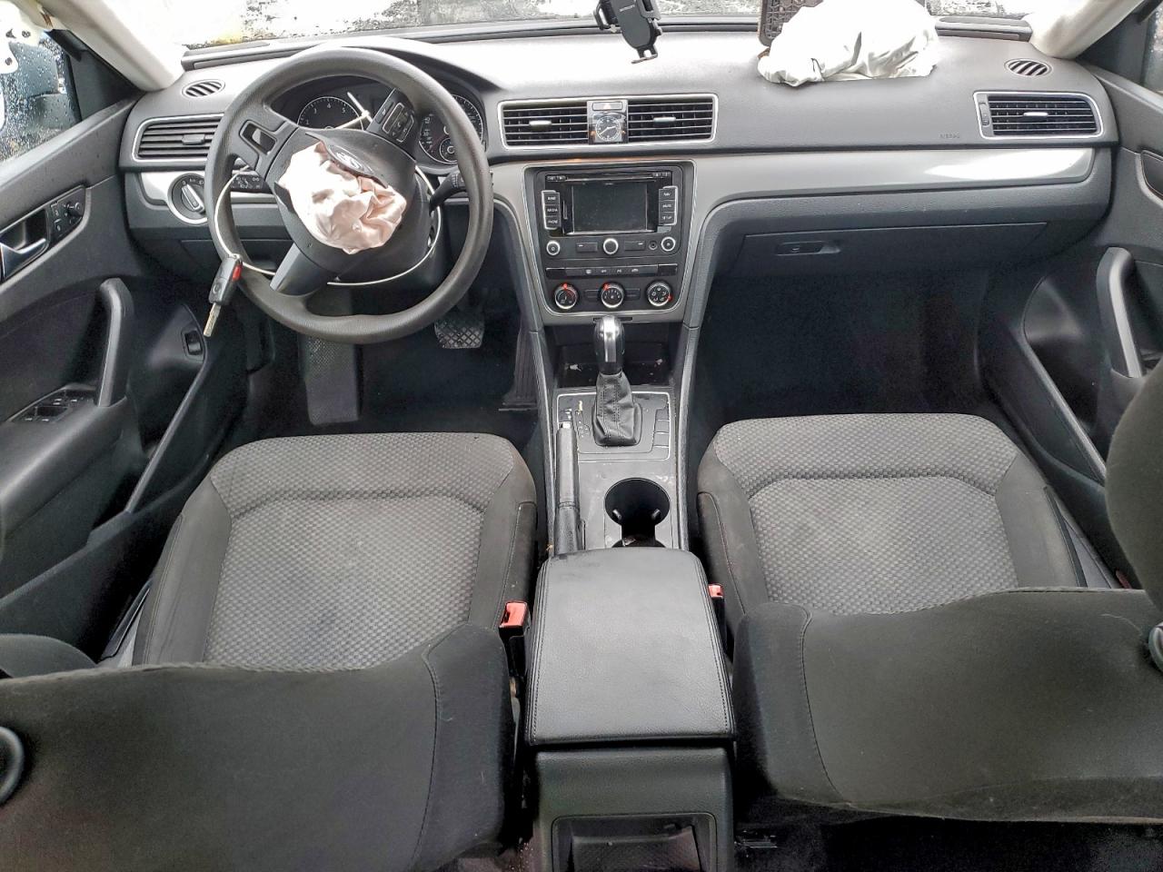 Volkswagen Passat S Image 9