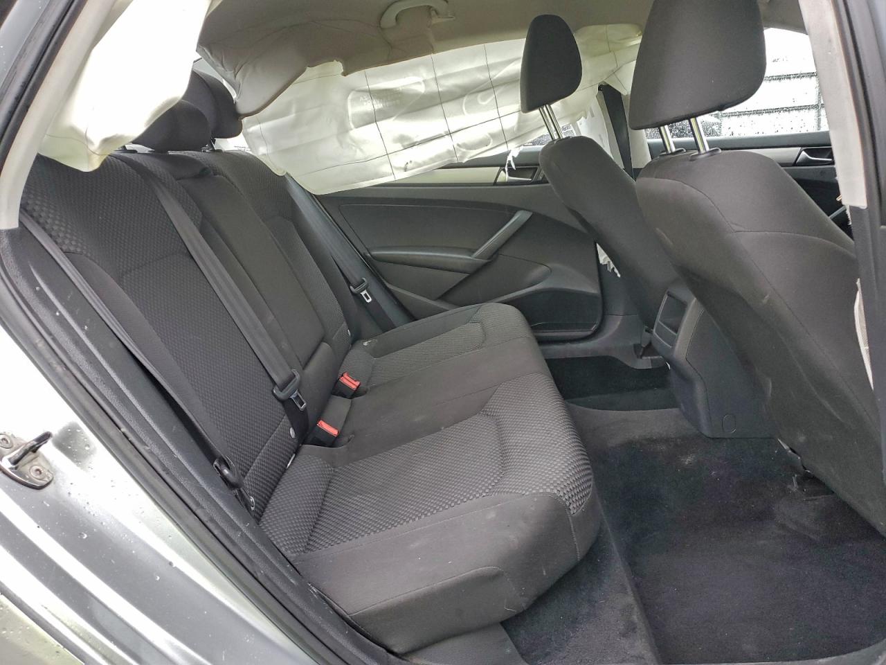 Volkswagen Passat S Image 8