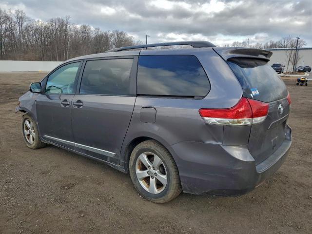 Toyota Sienna Le Image 8