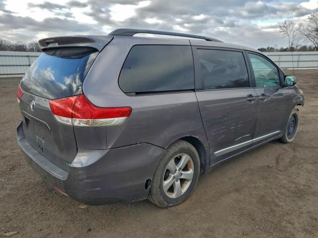 Toyota Sienna Le Image 2