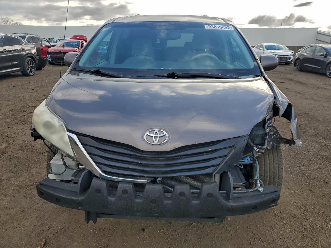 Toyota Sienna Le Image 6