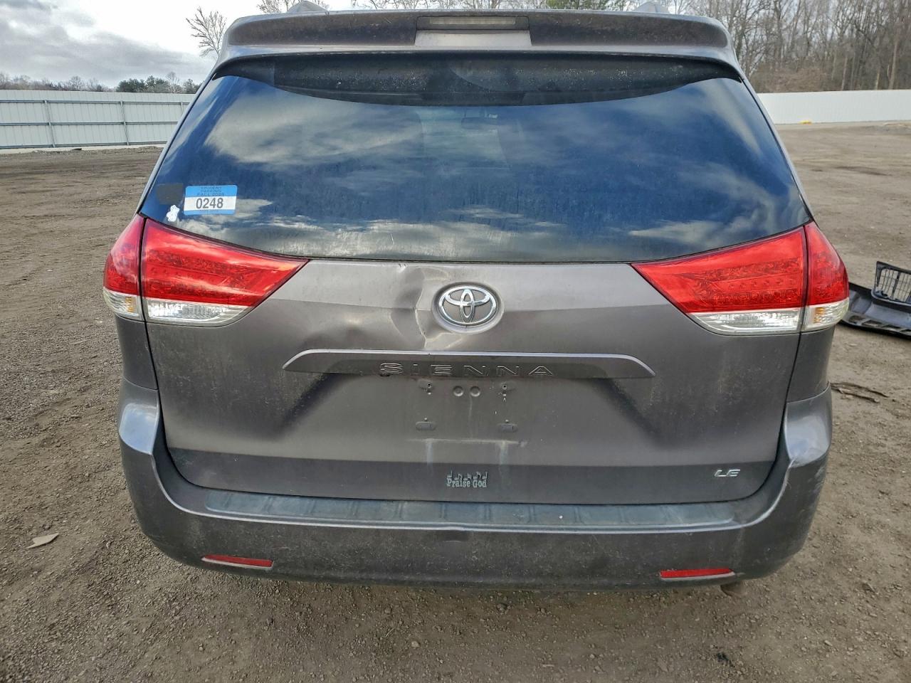 Toyota Sienna Le Image 4