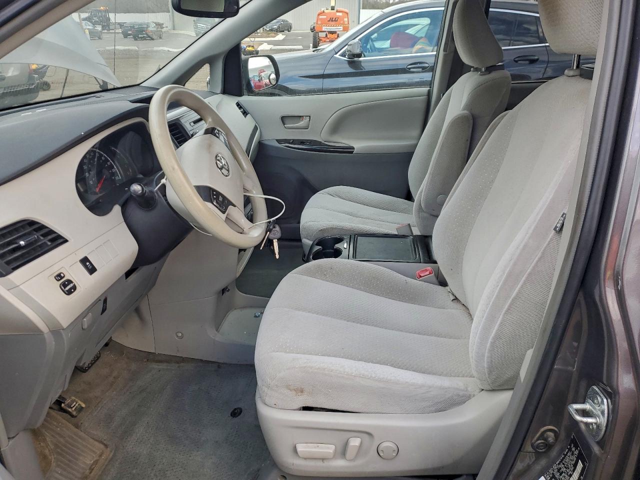 Toyota Sienna Le Image 7