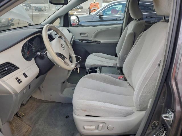 Toyota Sienna Le Image 7