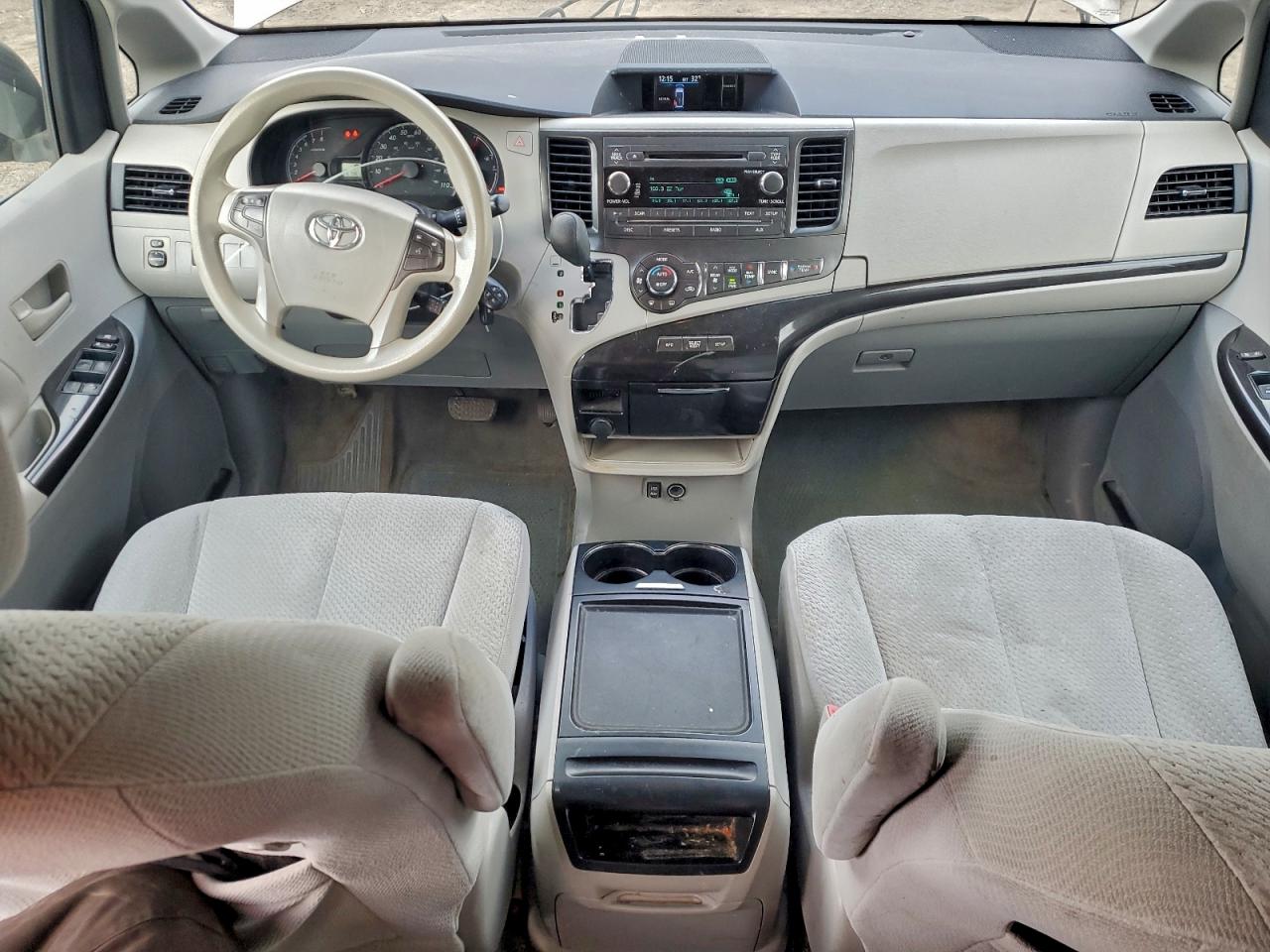 Toyota Sienna Le Image 9