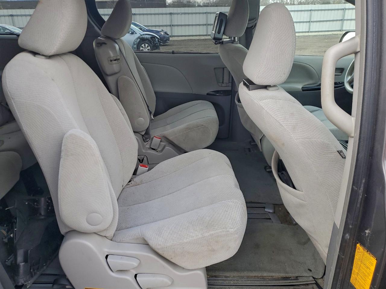 Toyota Sienna Le Image 13