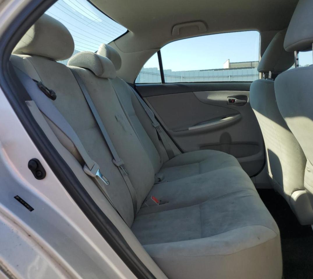 Toyota Corolla Base Image 7