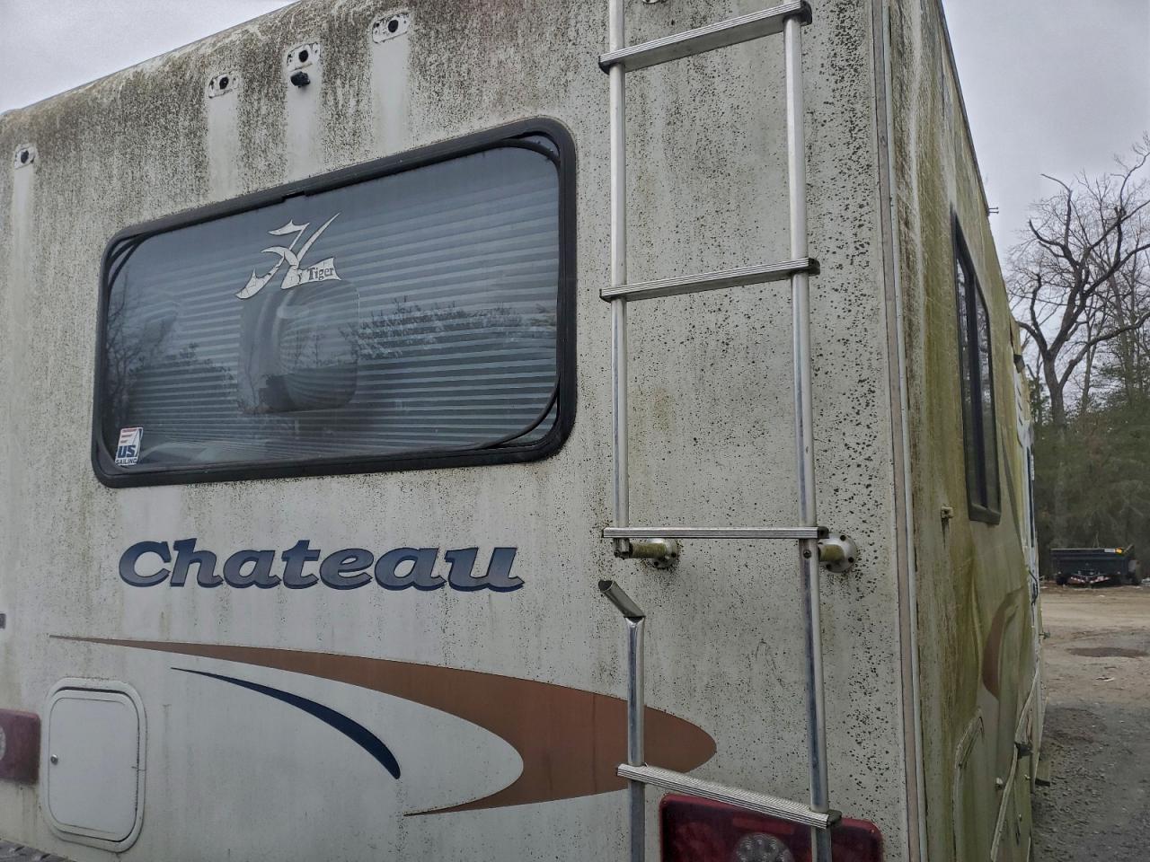 Ford Econoline E450 Super Duty Cutaway Van Image 5