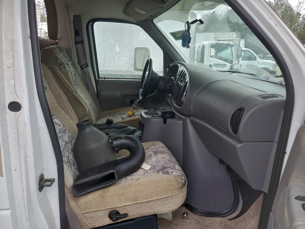 Ford Econoline E450 Super Duty Cutaway Van Image 3