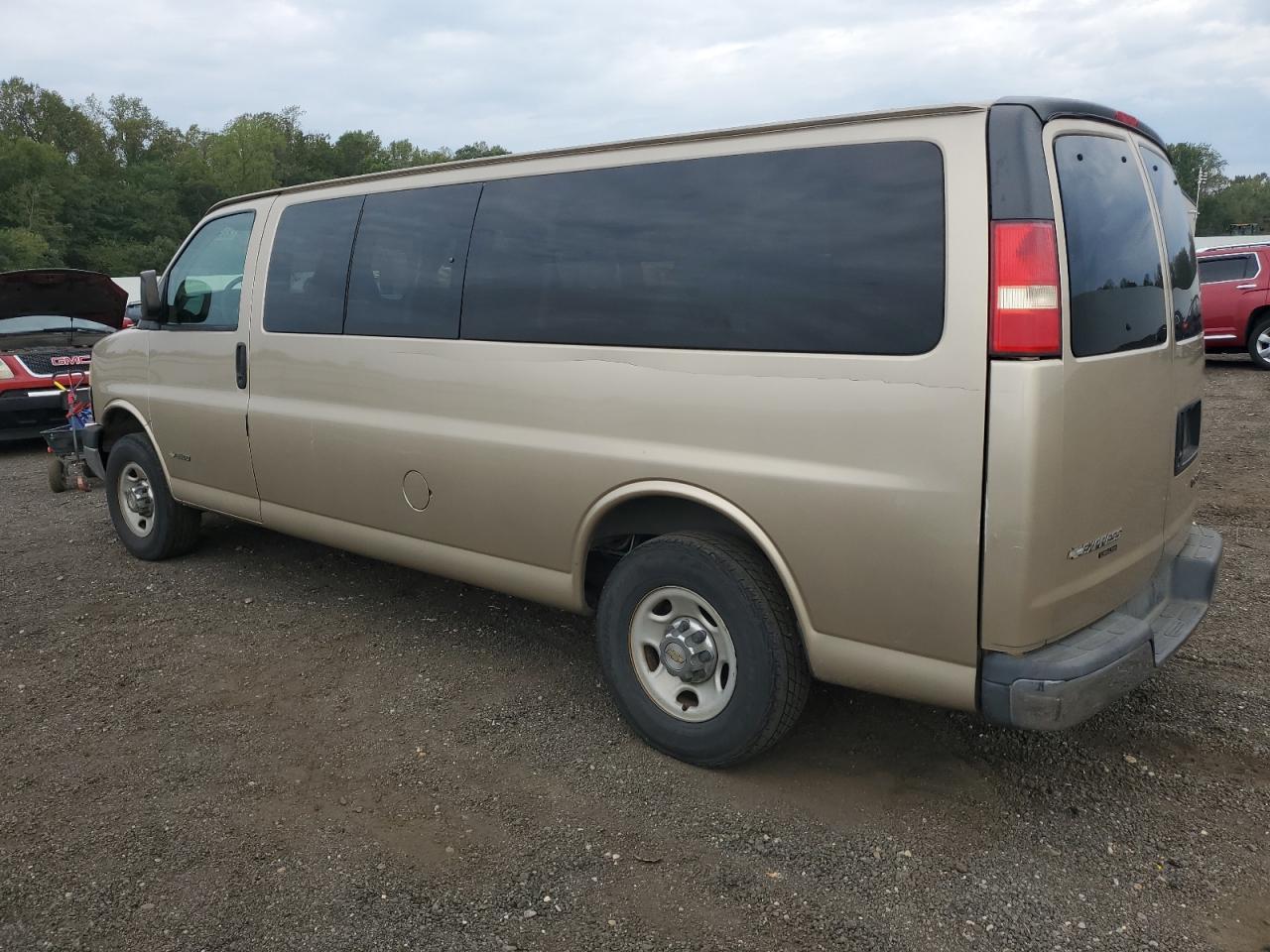 Chevrolet Express Image 2