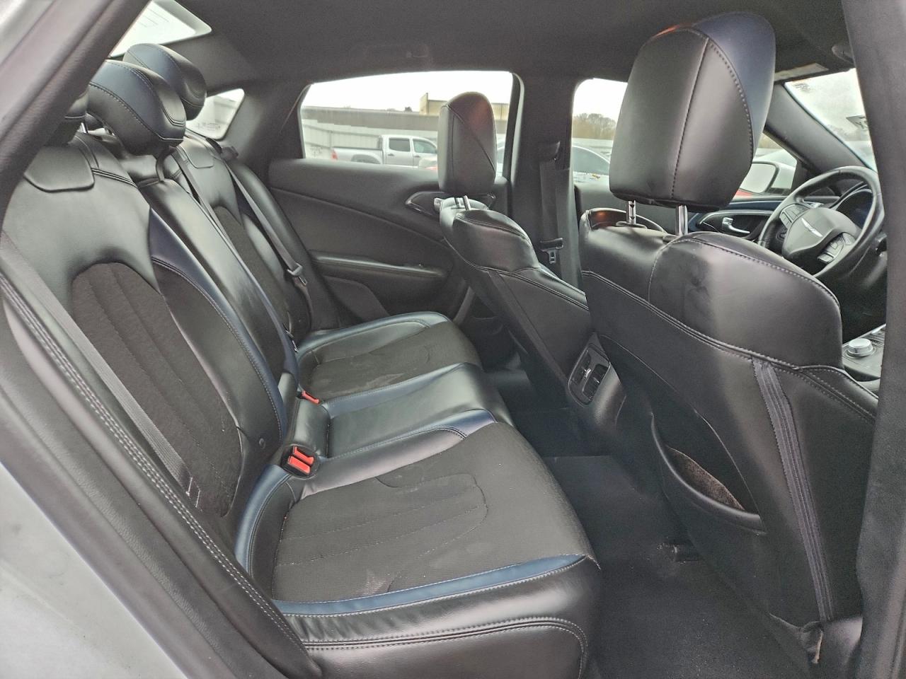 Chrysler 200 S Image 9