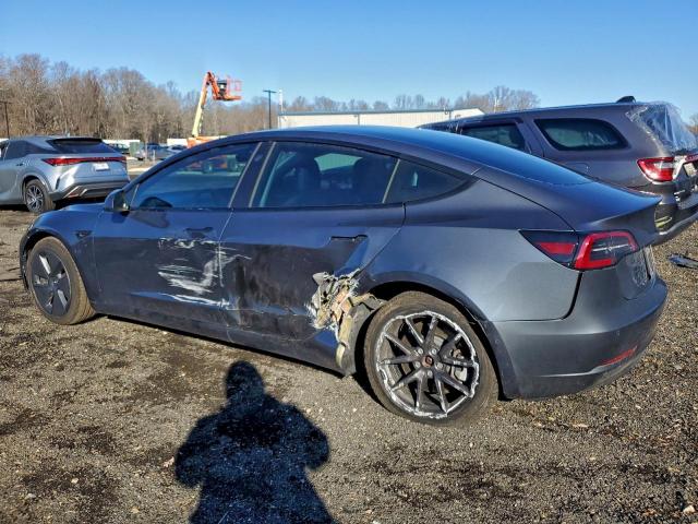 Tesla Model 3 Image 4